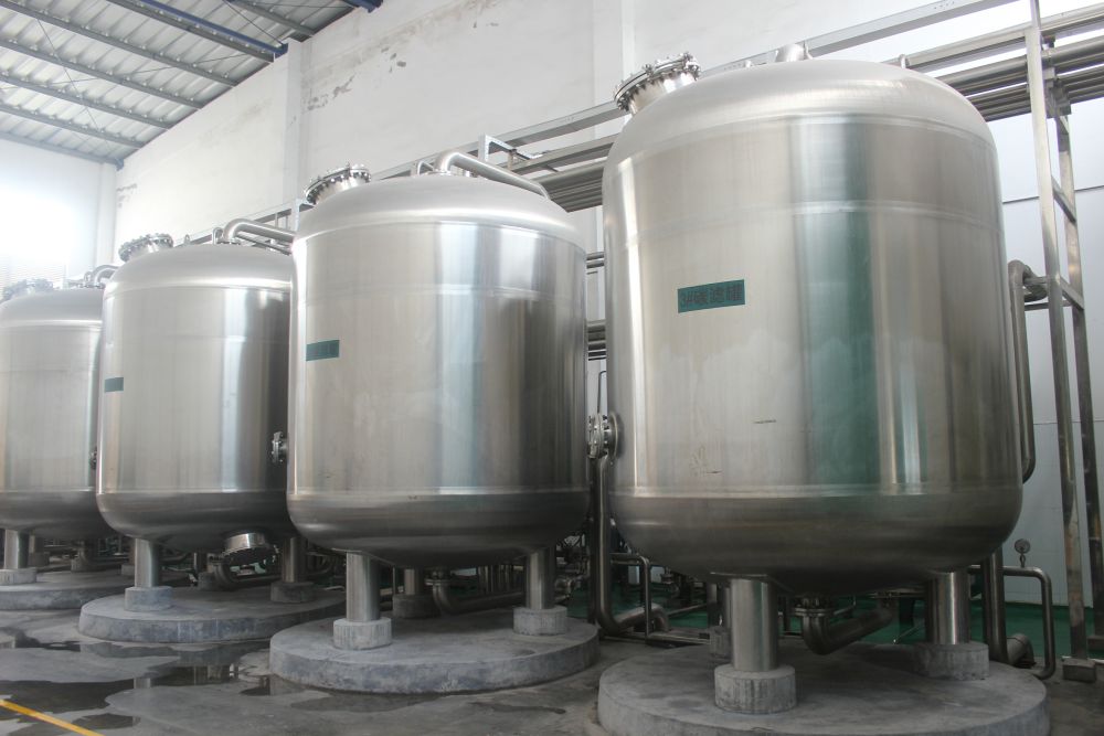 廣州某(mou)某(mou)啤(pi)酒100噸過濾(lv)輭(ruan)化(hua)水工程(cheng)